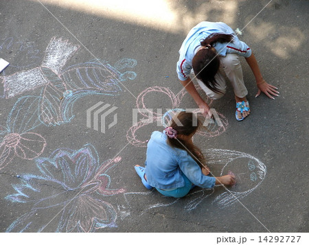 female kids painting picture with chalk female kids painting picture with chalk 14292727