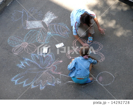 female kids painting picture with chalk 14292728