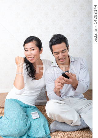 夫婦　40代　スマホ　ガッツ 14293144