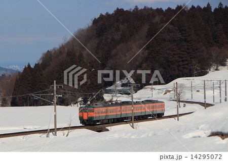 二本木付近を行く信越本線115系湘南色 14295072