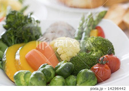 湯気の上がる温野菜 14296442