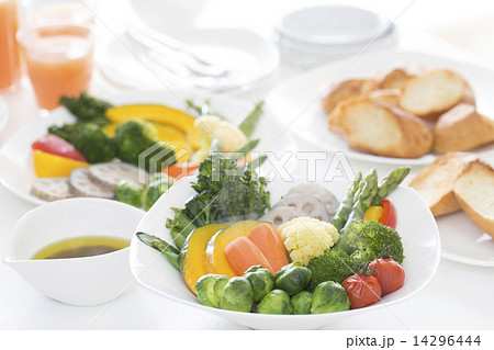 湯気の上がる温野菜 14296444