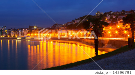 La Concha bay in  autumn night at Donistia 14296791