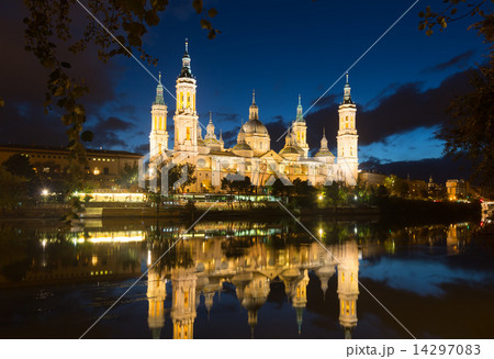 Cathedral and Ebro river in evening. Zaragoza 14297083