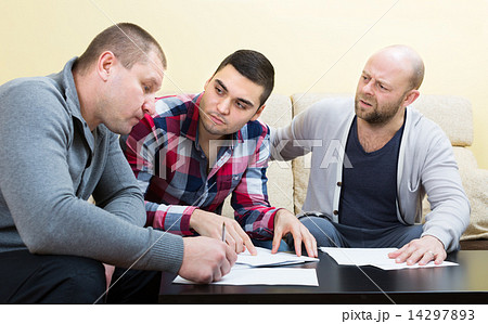 agent explaining adults how to overcome crisis 14297893