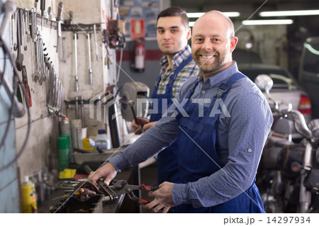Two car mechanics at workshop 14297934