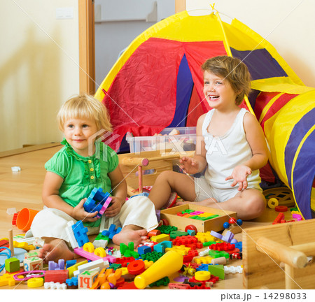 Children playing with blocks 14298033