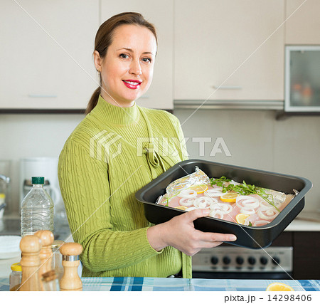 Housewife cooking filleted fish Housewife cooking filleted fish 14298406