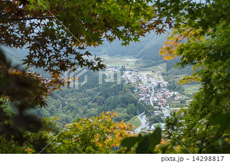 紅葉の始まりから覗く山寺の麓の街 14298817