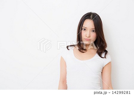 怒る20代女性 怒る20代女性 14299281