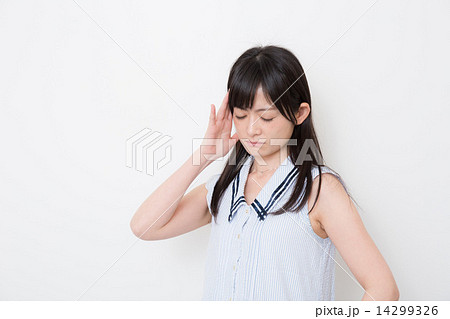 体調の悪い20代女性 体調の悪い20代女性 14299326