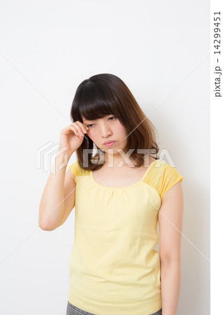 悲しむ女性 14299451