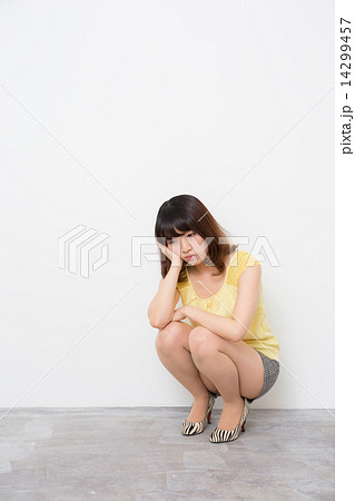 うずくまる女性 14299457