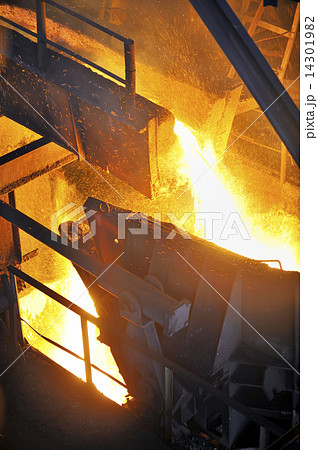 Pouring of liquid metal 14301982