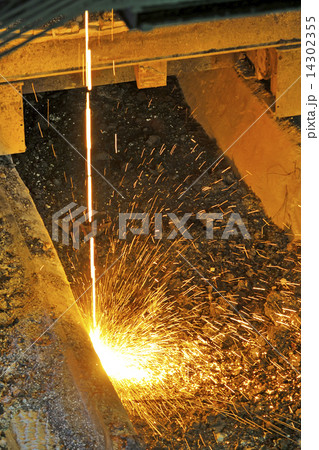 Pouring of liquid metal 14302355