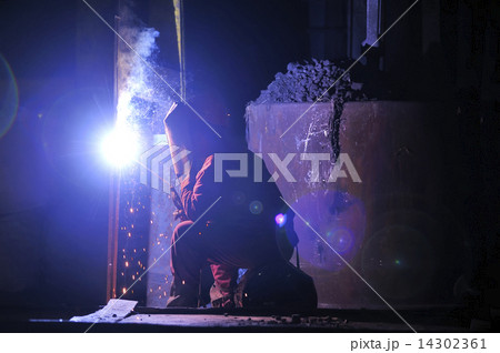 welder at work 14302361
