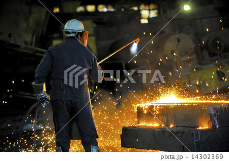 worker using torch cutter 14302369