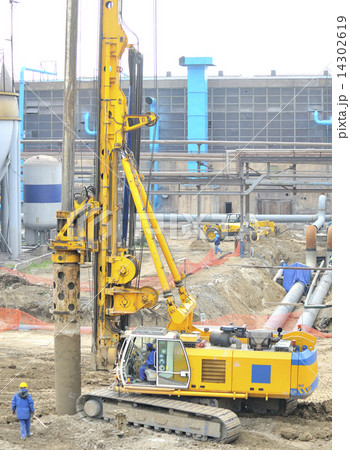 drilling crane and workers 14302619