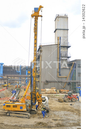 drilling crane and workers 14302622