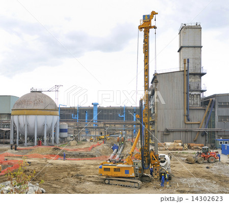 drilling crane and workers 14302623
