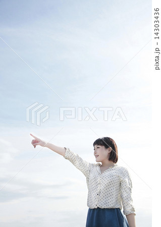 海と女性 14303436