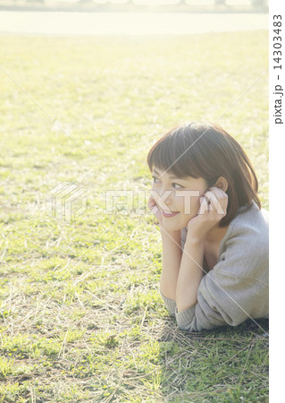 寝転ぶ女性 寝転ぶ女性 14303483