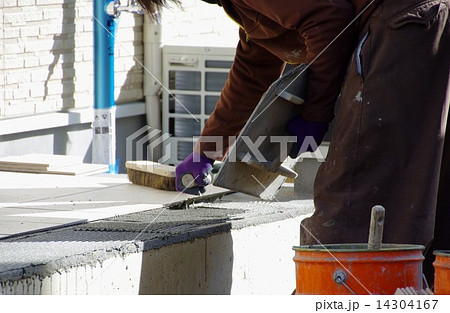 左官の仕事　作業中の左官 14304167