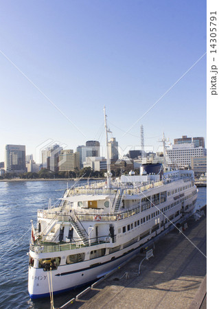 横浜港に船 14305791