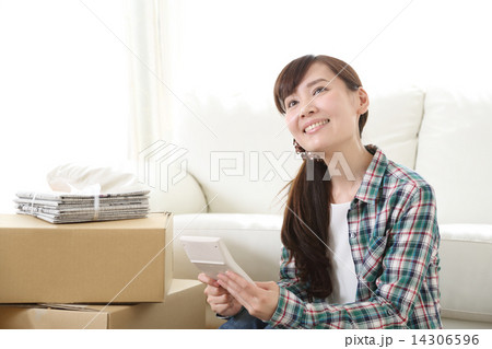 引越し費用計算する女性 14306596