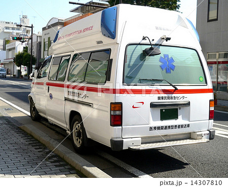 青い救急車 民間救急患者移送車 後ろからの写真素材