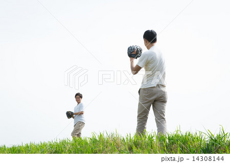キャッチボールする男性 キャッチボールする男性 14308144