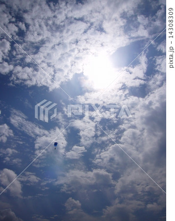 太陽と白い雲を背にしたスカイダイバー 14308309