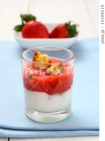 Strawberry smoothie, yogurt and cantuccini biscuits 14309219