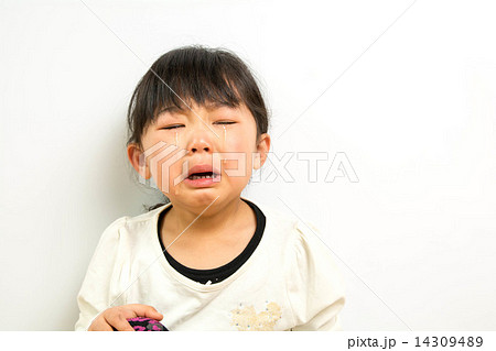 涙を流す女の子  14309489