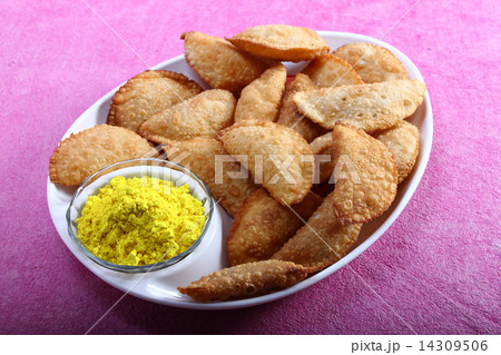 gujia in plate with holi color in bowl 14309506