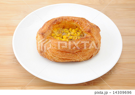 お皿にのせた コーンパン 総菜パン テーブル 14309696