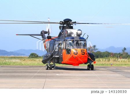 館山航空基地記念祭で記念飛行に向う、南極観測の砕氷艦しらせ搭載で昭和基地への物資輸送、災害救助や急患輸送でも活躍する海上自衛隊のS-61A輸送ヘリコプター 館山航空基地記念祭で記念飛行に向う、南極観測の砕氷艦しらせ搭載で昭和基地への物資輸送、災害救助や急患輸送でも活躍する海上自衛隊のS-61A輸送ヘリコプター 14310030