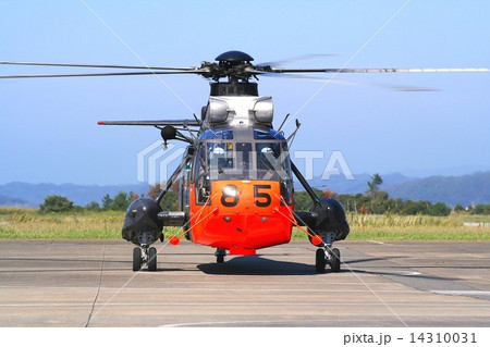 館山航空基地記念祭で記念飛行に向う、南極観測の砕氷艦しらせ搭載で昭和基地への物資輸送、災害救助や急患輸送でも活躍する海上自衛隊のS-61A輸送ヘリコプター 館山航空基地記念祭で記念飛行に向う、南極観測の砕氷艦しらせ搭載で昭和基地への物資輸送、災害救助や急患輸送でも活躍する海上自衛隊のS-61A輸送ヘリコプター 14310031
