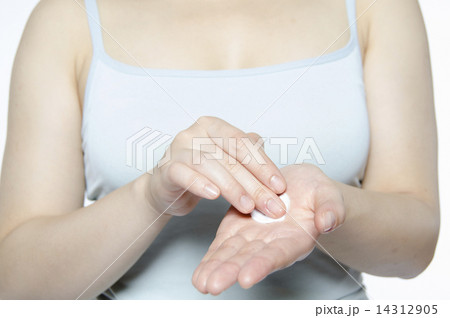 女性　手元　美容　ケア　クリーム　保湿　ビューティー 14312905