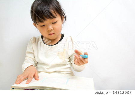 お絵描きする女の子 14312937