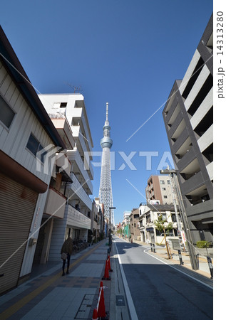 路地から見るスカイツリー 14313280