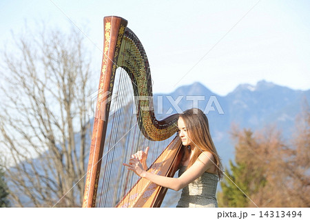 ハープを弾く人のオブジェ ハープを奏でる女性ーWomen who play