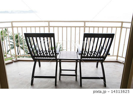 二つの椅子 14313625