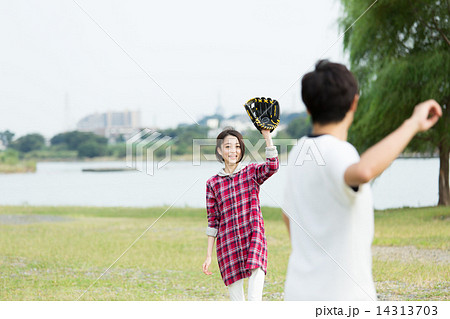 キャッチボールするカップル 14313703
