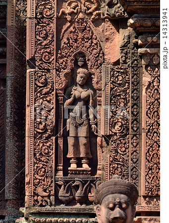 バンテアイ・スレイのデヴァター像 14313941