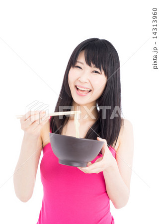 ラーメンを食べる女性 14313960