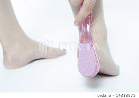 女性　足　脚　美容　ケア　かかと　軽石　角質　ビューティー 14313975