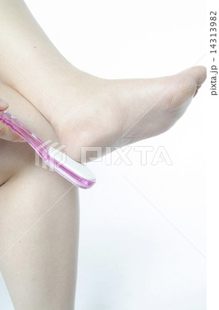 女性　足　脚　美容　ケア　かかと　軽石　角質　ビューティー　縦 14313982