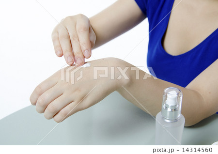 女性　手元　美容　ケア　クリーム　保湿　ビューティー 14314560