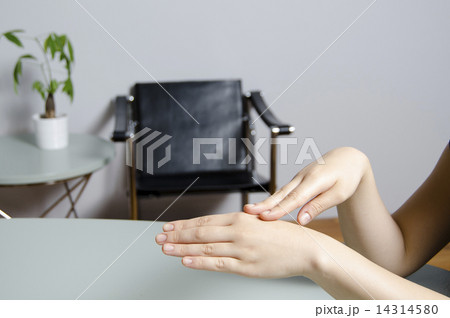 女性 手元 美容 ケア ローション コットン 保湿 ビューティー 女性 手元 美容 ケア ローション コットン 保湿 ビューティー 14314580